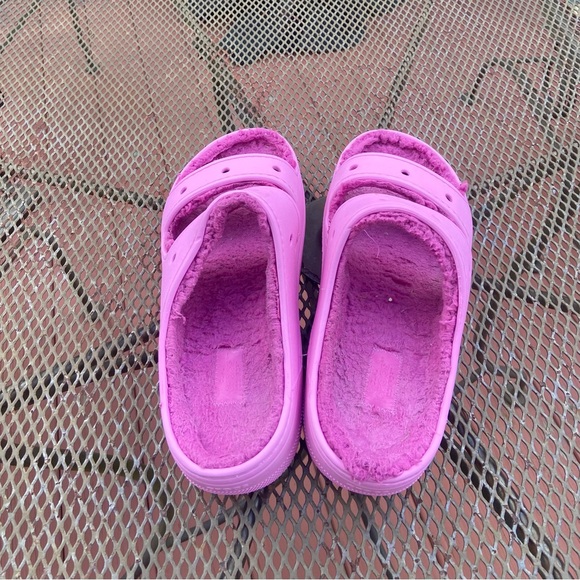 CROCS Pink unisex sandals. - Picture 7 of 9